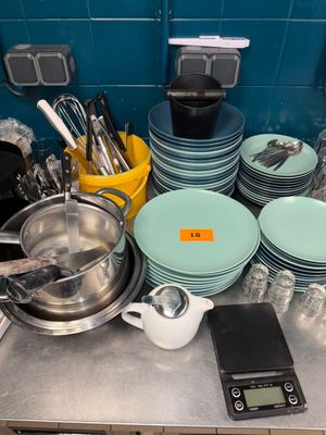 beaucoup d'assiettes et de casseroles sur le comptoir de la cuisine