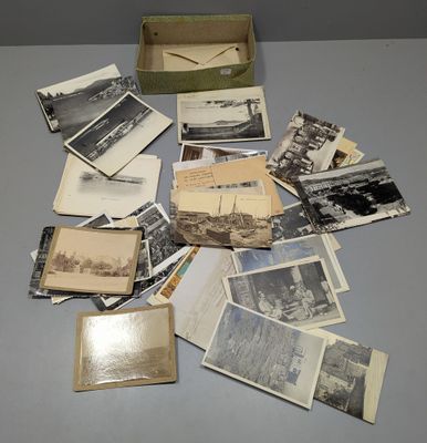 beaucoup de vieilles photos en noir et blanc sur la table