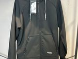 La veste est suspendue à un portant dans un magasin de vêtements.