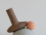 un petit objet posé sur une balle