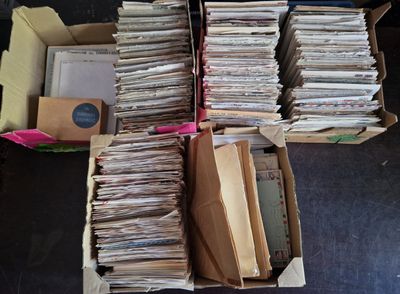 3 cartons de lettres de France et étrangères affranchies.