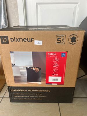 les cartons sont empilés les uns sur les autres par terre