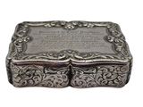 boîte plaquée argent avec une inscription sur fond blanc