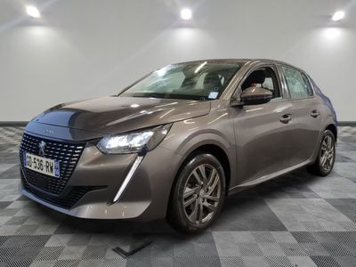 la voiture grise est garée sur le sol à carreaux d'une pièce