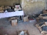 une pièce avec beaucoup de cartons et des cartons sur le sol