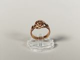 a close up of a ring with a knot on top of it
