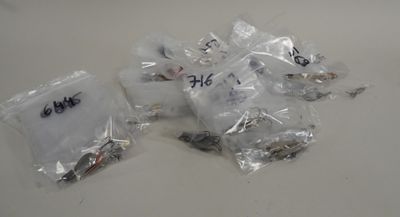 Deux sachets de vis et d'écrous sont posés sur une table