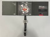une montre accrochée au mur à côté d'un portefeuille