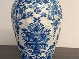 un vase bleu et blanc posé sur une table noire
