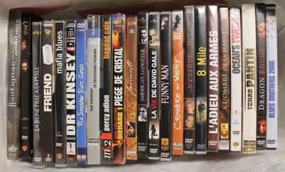 beaucoup de DVD empilés sur une étagère