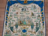 une image représentant une tapisserie bleue et blanche posée sur un parquet