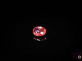 gros plan d'un diamant rouge sur une surface noire