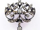 une image représentant une broche sertie de diamants sur un fond blanc