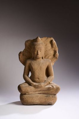 l'image d'une statue représentant une personne assise en position de lotus