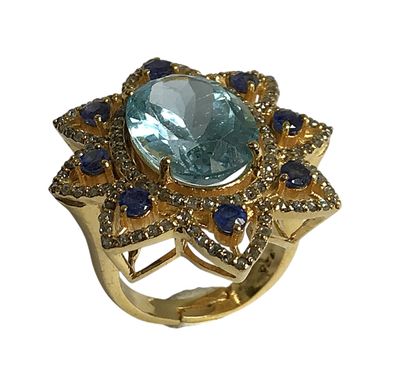 une image représentant une bague en or sertie d'une pierre bleue entourée de saphirs bleus