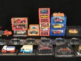 de nombreux types de voitures et de camions sur la table