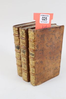 plusieurs vieux livres sont empilés sur une surface blanche