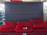 de nombreux bacs rouges sur les rayons du magasin