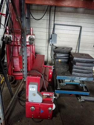 une machine rouge qui se trouve dans un garage