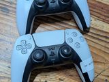 deux manettes de jeux vidéo posées sur un parquet