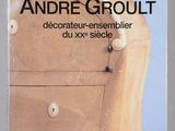 une image représentant un livre sur lequel figure une photo d'une commode en bois