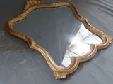 un miroir posé sur une table dans une pièce