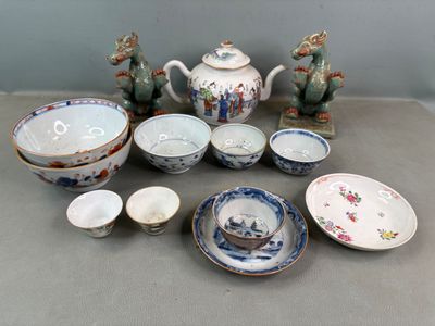 de nombreux types de plats et de bols en porcelaine sur la table