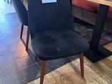 une chaise noire placée devant une table dans une pièce