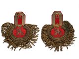 deux paires de boucles d'oreilles rouges et dorées ornées de franges