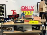 une table sur laquelle sont disposés de nombreux articles dans un magasin