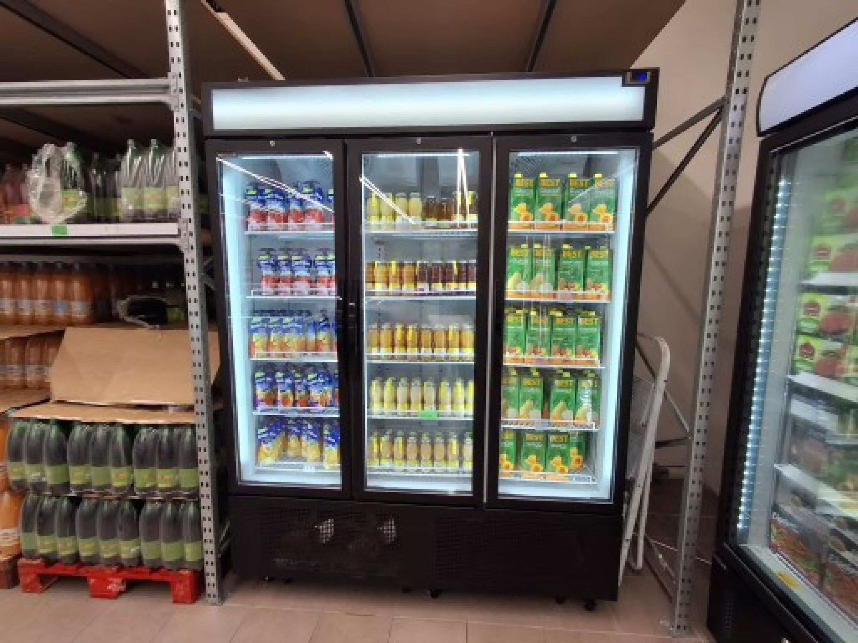 Vitrine à froid positif TEFCOLD ouvrant par 3 portes modèle …