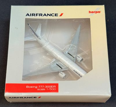 Le modèle réduit d'avion se trouve dans la boîte posée sur la table.