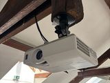 un projecteur suspendu au plafond dans une pièce