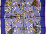 un foulard carré bleu sur lequel figure l'image d'un groupe de personnes