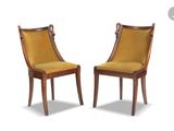 deux chaises avec un revêtement jaune, revêtement jaune, revêtement jaune, revêtement jaune, revêtement jaune, revêtement jaune, revêtement jaune, revêtement jaune