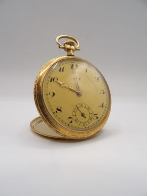 une montre de poche en or avec des chiffres romains sur le cadran