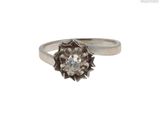 une image représentant une bague en argent sertie d'un diamant au centre