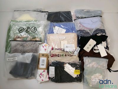 de nombreux sacs de vêtements posés sur une table