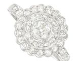 gros plan d'une bague en diamant sur fond blanc