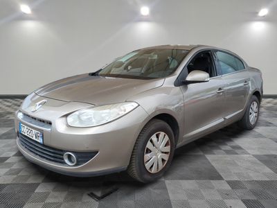 la photo d'une voiture argentée garée sur un sol en damier