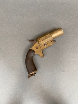 un pistolet posé sur une table