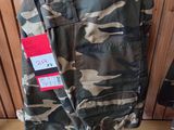 pantalon cargo camouflage avec une étiquette rouge sur le côté