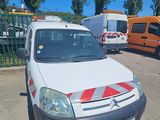 une camionnette blanche garée dans un parking