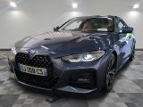 vue de face d'une BMW bleue dans un showroom