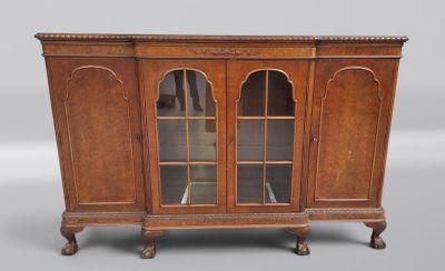 une vieille armoire en bois avec des portes vitrées et une porte à l'avant