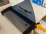 un coupe-papier posé sur un bureau, à côté d'un ordinateur