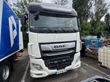 un camion qui est garé sur un terrain avec d'autres camions
