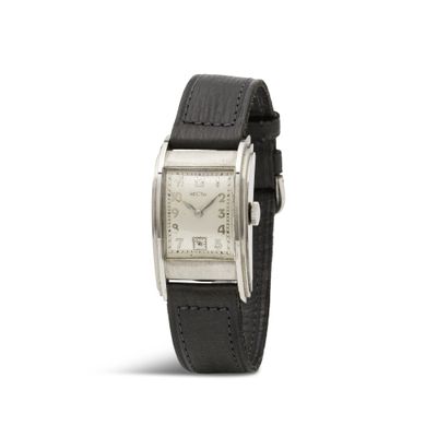 une photo d'une montre-bracelet avec un bracelet en cuir noir