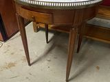 une petite table avec un plateau en marbre dans une pièce
