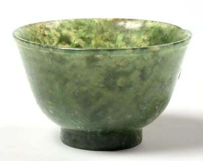 Petit pochon en jade vert épinard sculpté.